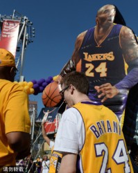  科比球衣退役仪式斯台普斯中心座无虚席