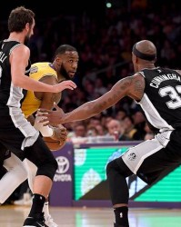  詹姆斯三双助湖人险胜马刺  