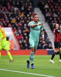  阿森纳门将低级失误，伯恩茅斯补时扳平抢关键一分  