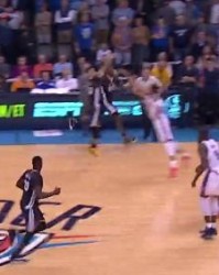  库里三分绝杀雷霆迎五连胜  