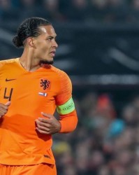  范戴克头槌制胜利物浦险胜曼城  