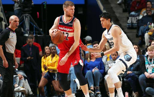  莫兰特压哨跳投命中，灰熊最后时刻险胜森林狼